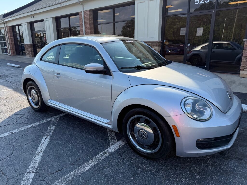 2012 Volkswagen Beetle 2.5L w/Sunroof Sound & Nav