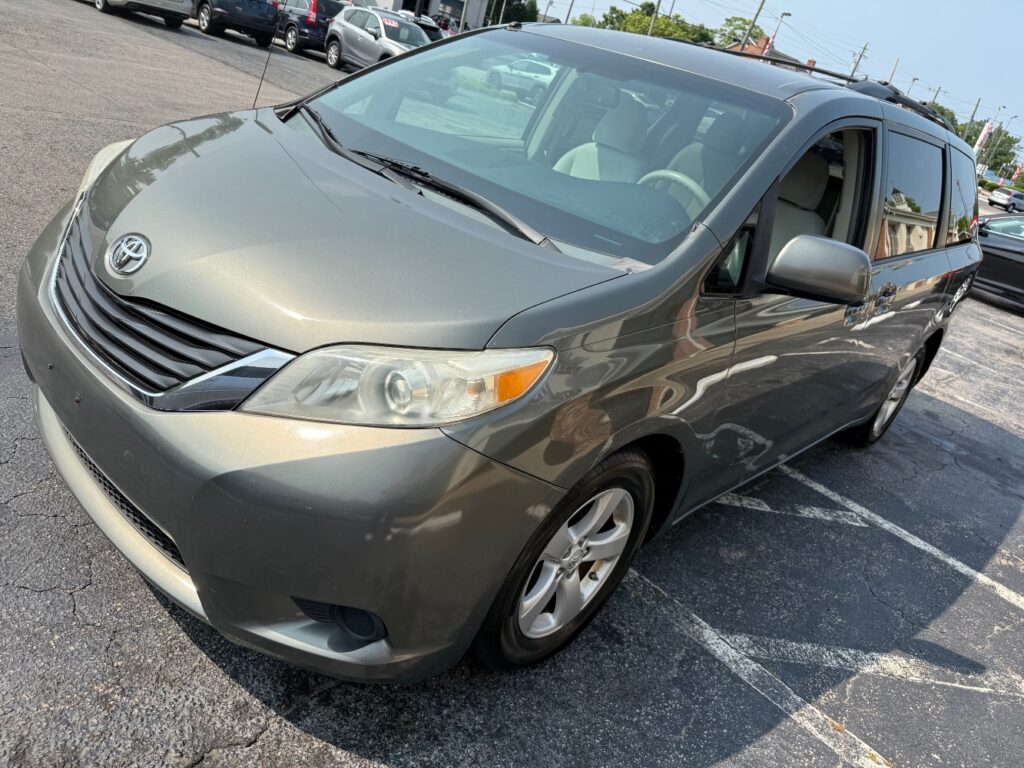 2011 Toyota Sienna LE V6 Auto Access Seat | LE V6