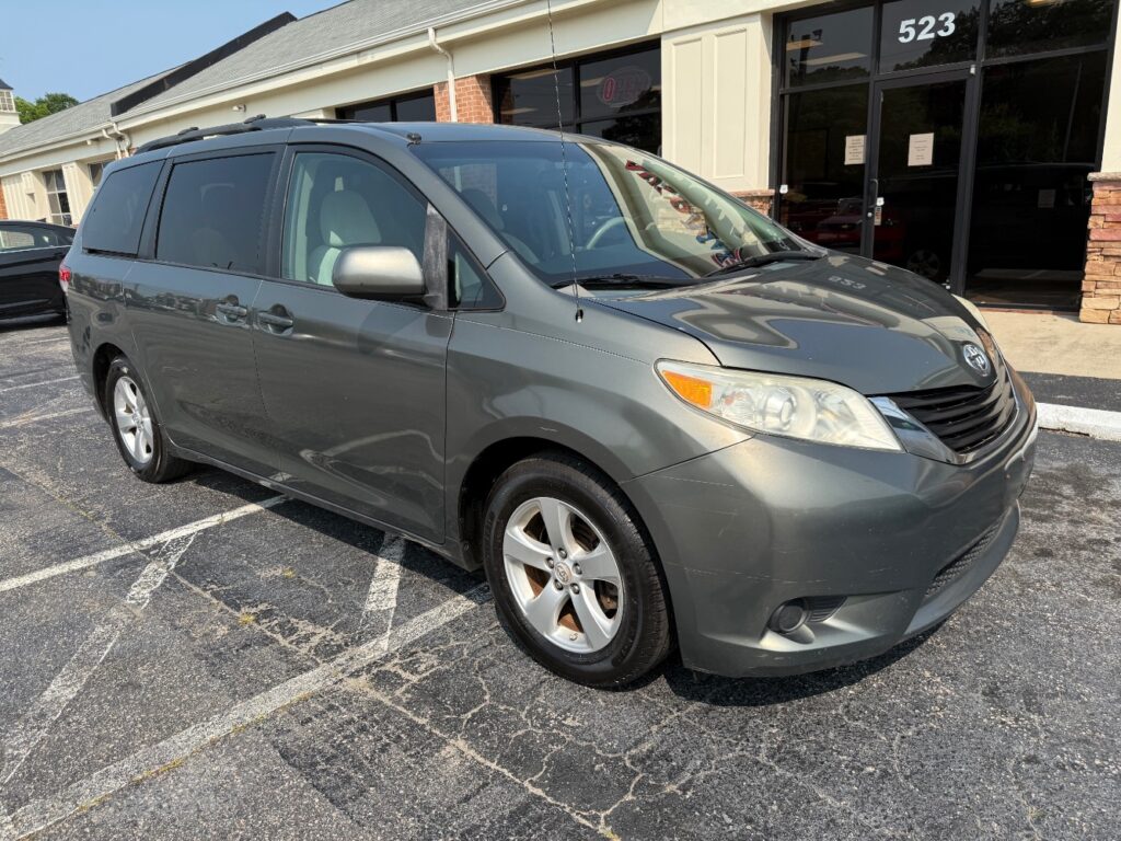 2011 Toyota Sienna LE V6 Auto Access Seat | LE V6
