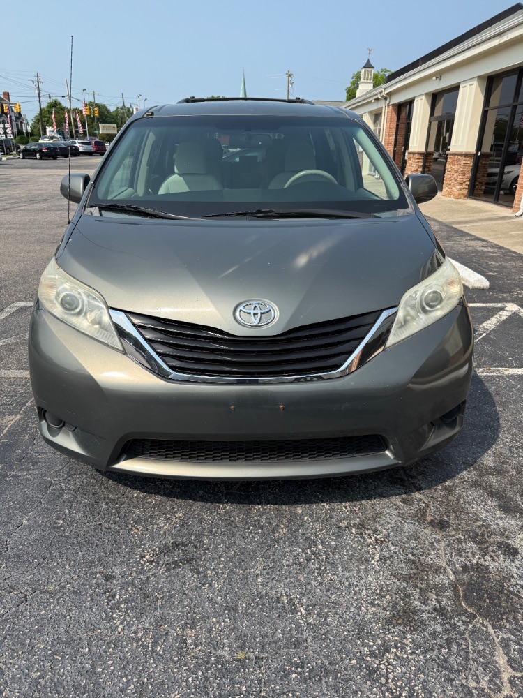 2011 Toyota Sienna LE V6 Auto Access Seat | LE V6