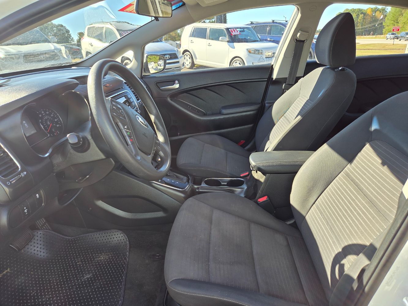 2017 Kia Forte LX photo 4