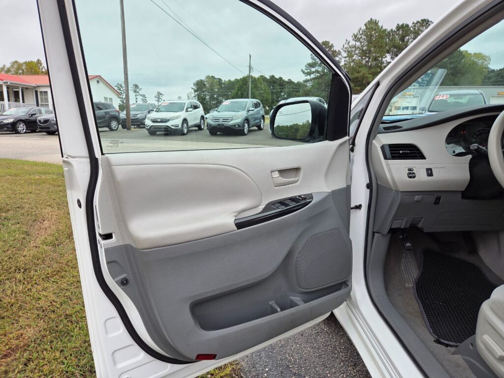 2011 Toyota Sienna LE V6