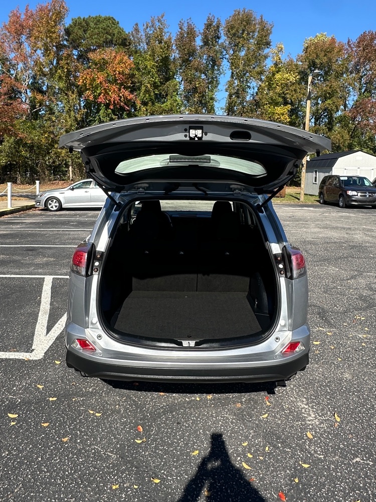 2018 Toyota RAV4 LE - Photo 19