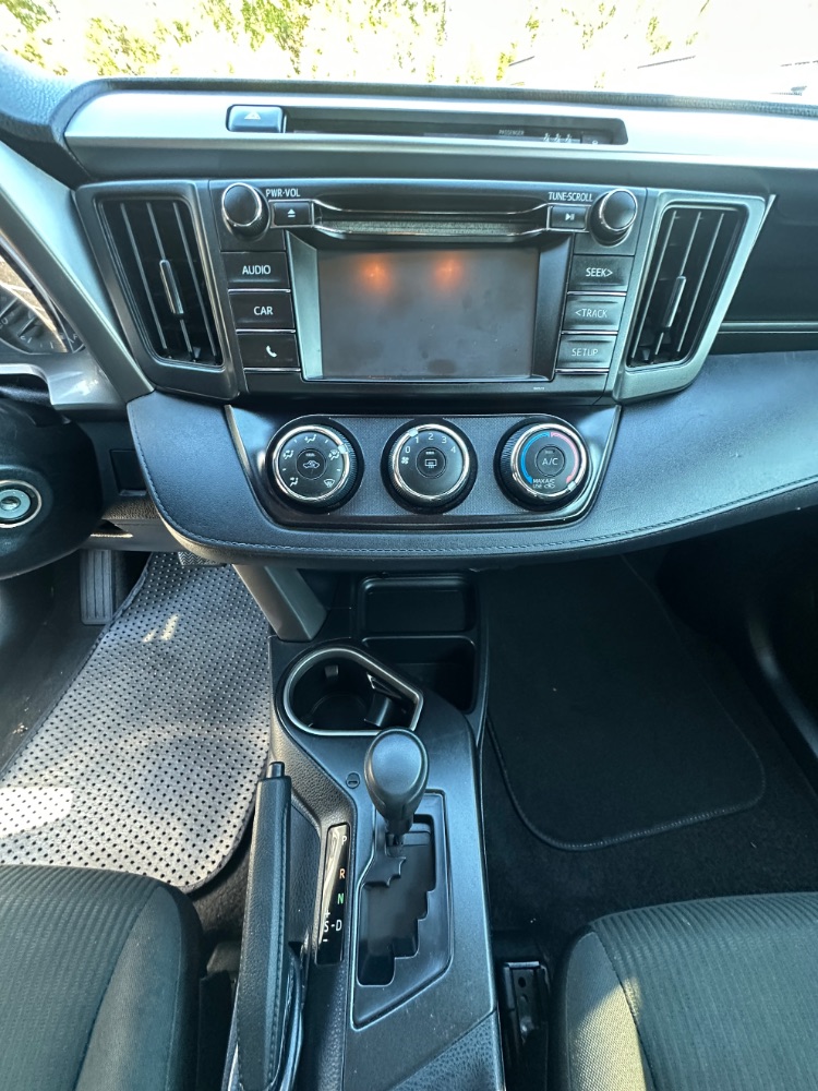 2018 Toyota RAV4 LE - Photo 14