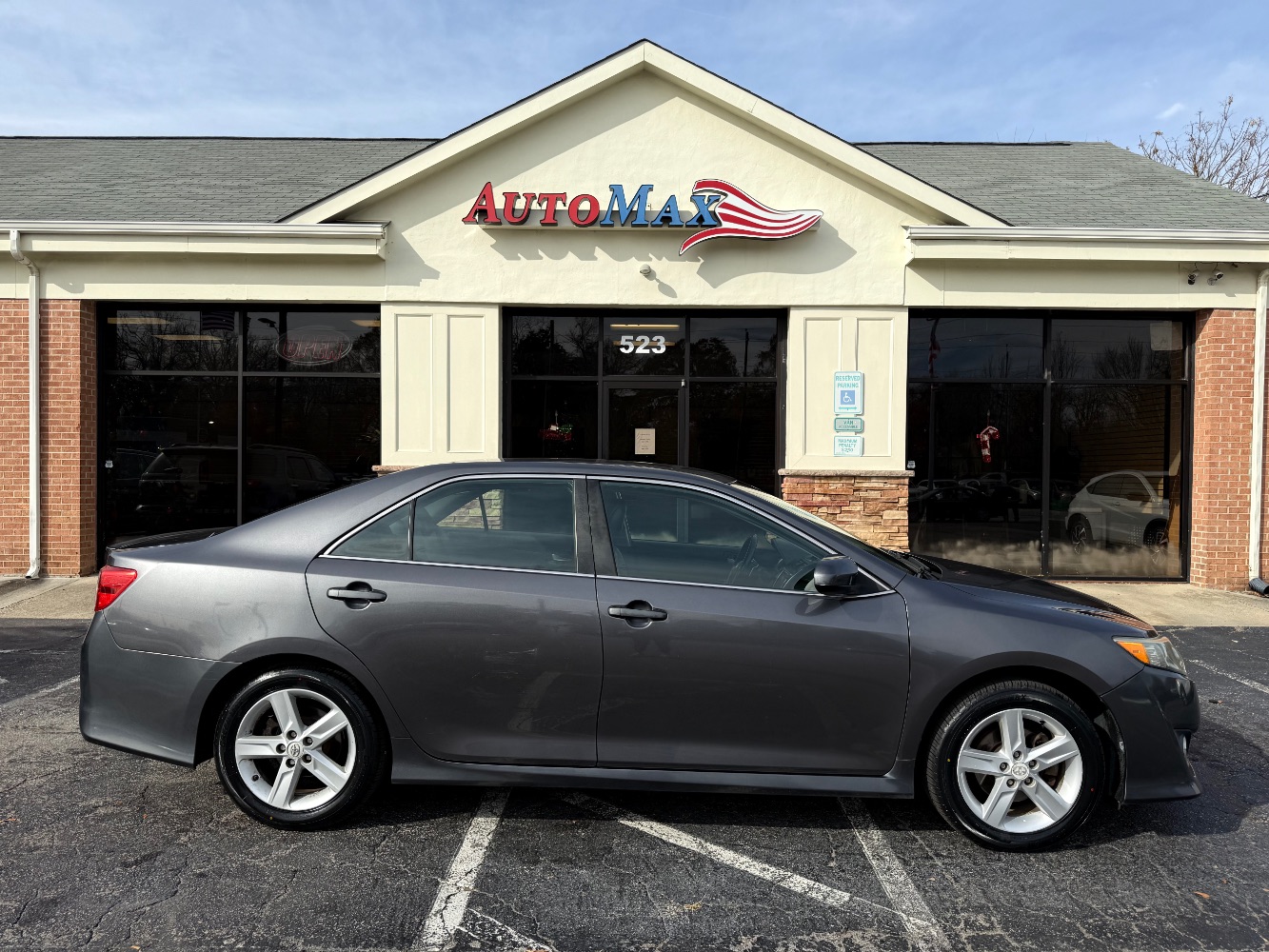 2014 Toyota Camry SE photo 3