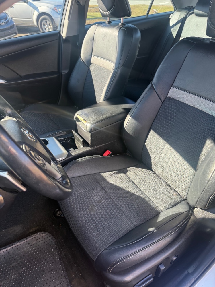 2014 Toyota Camry SE photo 4