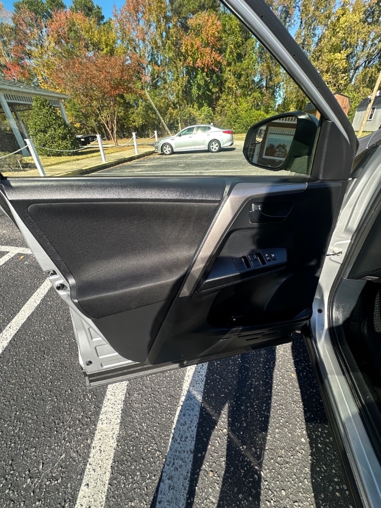 2018 Toyota RAV4 LE - Photo 11