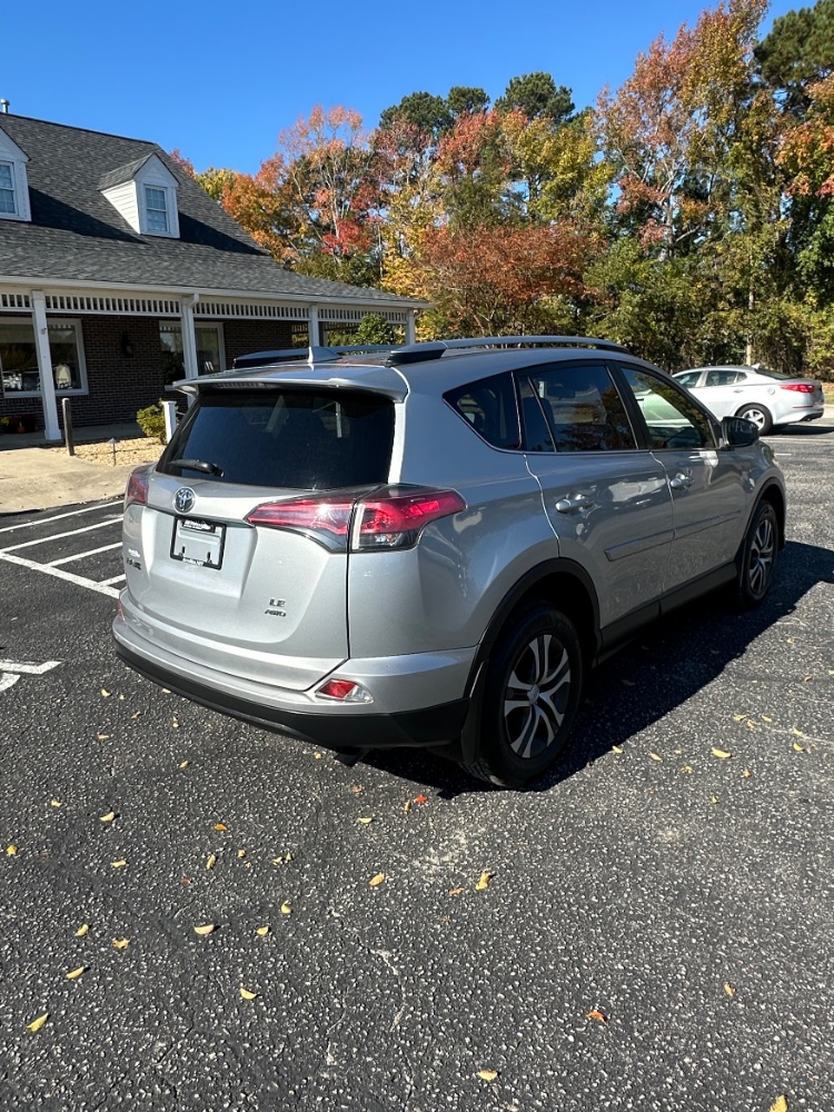 2018 Toyota RAV4 LE - Photo 9
