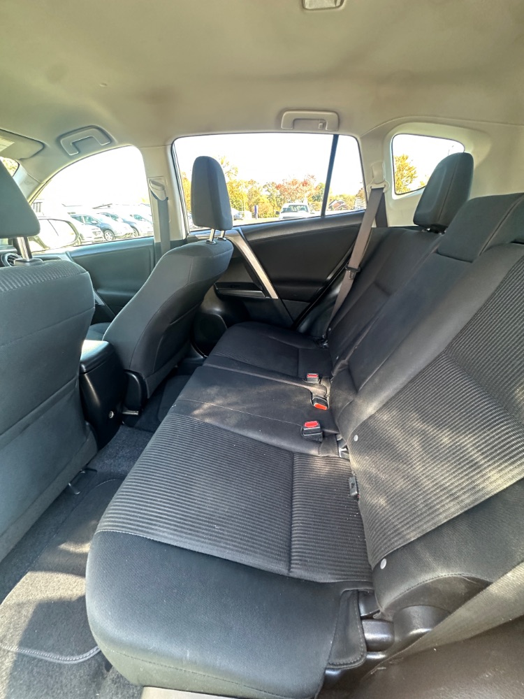 2018 Toyota RAV4 LE - Photo 17