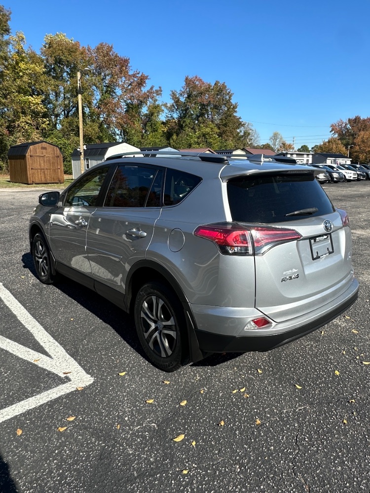 2018 Toyota RAV4 LE - Photo 7