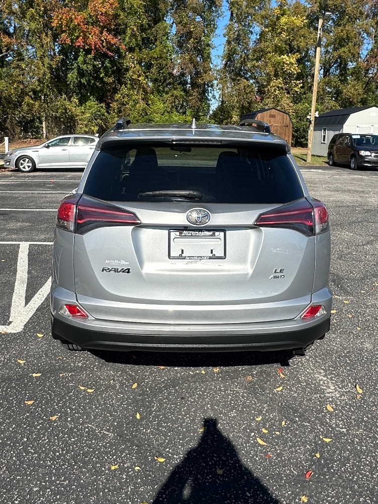 2018 Toyota RAV4 LE - Photo 8
