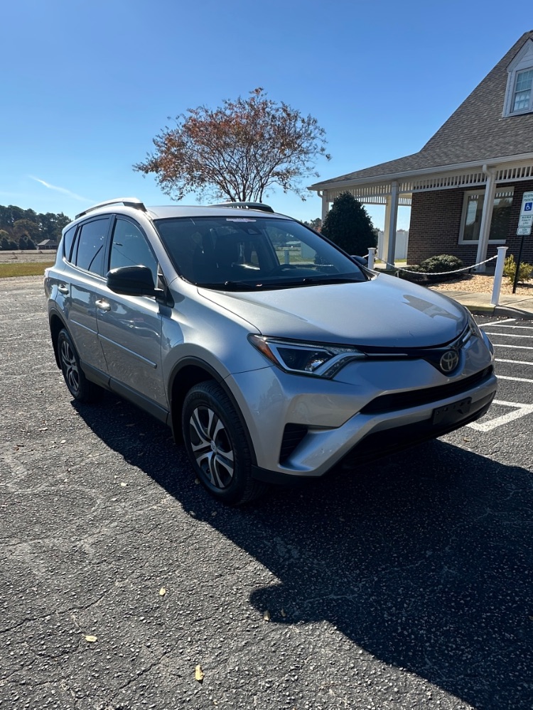 2018 Toyota RAV4 LE - Photo 6