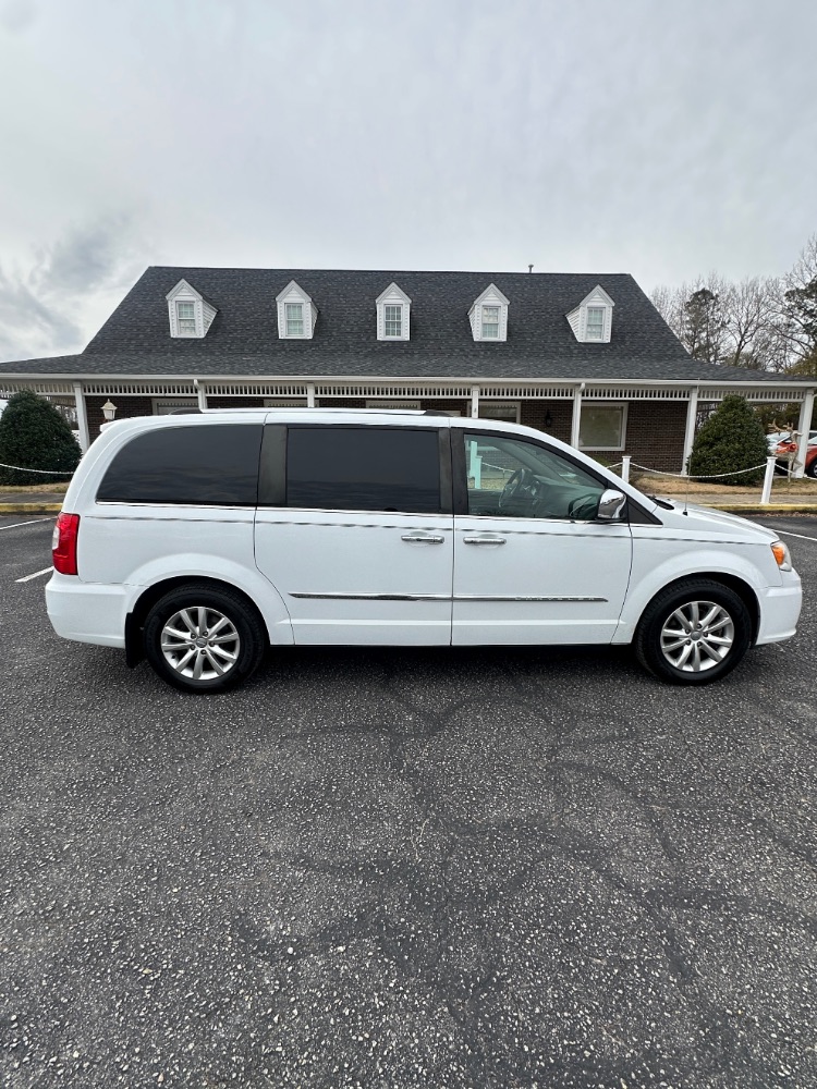 2015 Chrysler Town & Country Limited Platinum's photo