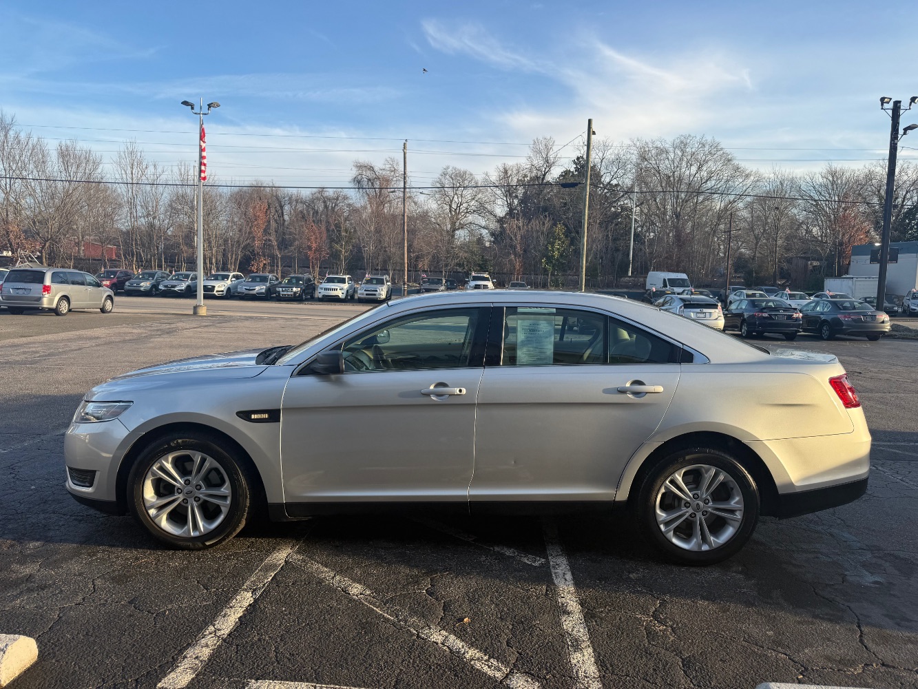 2018 Ford Taurus SE's photo