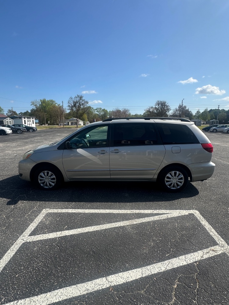 2005 TOYOTA SIENNA LE