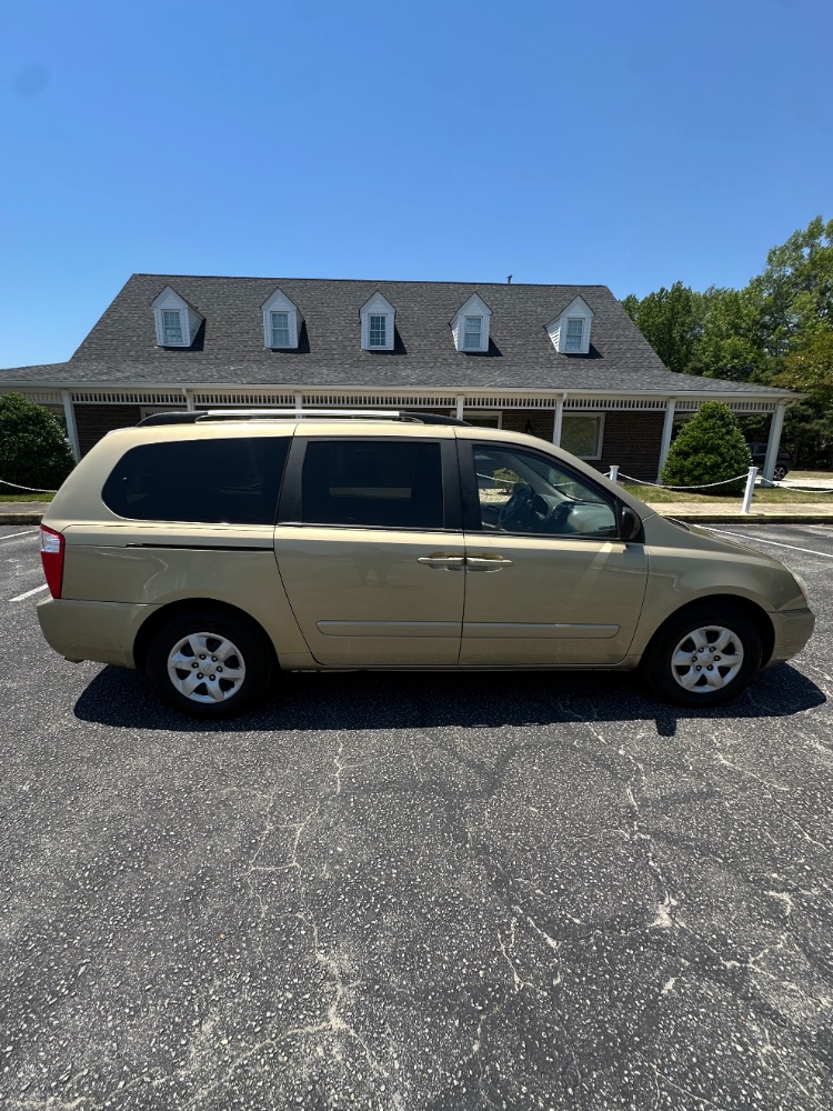 2010 Kia Sedona LX's photo