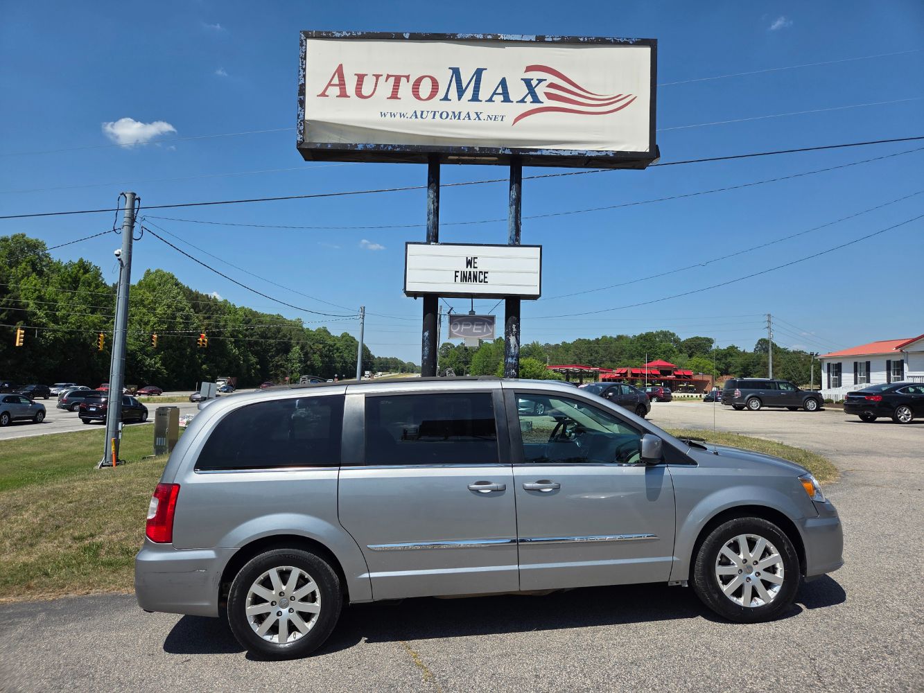 2016 Chrysler Town & Country Touring's photo