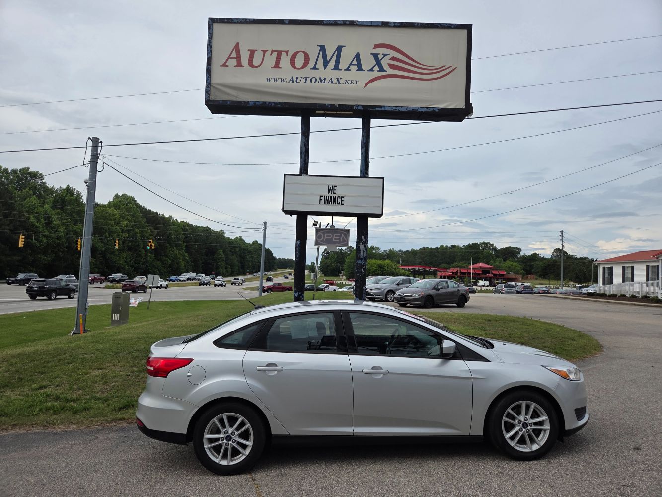 2018 Ford Focus Sedan SE's photo