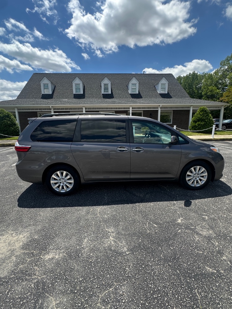 2015 Toyota Sienna XLE Premium V6 AWD 7-Passenger's photo