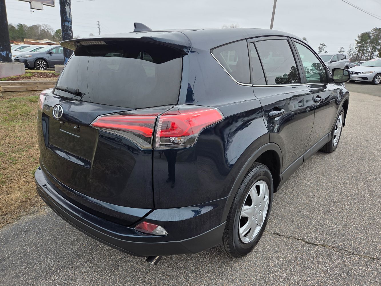 2018 Toyota RAV4 LE - Photo 6