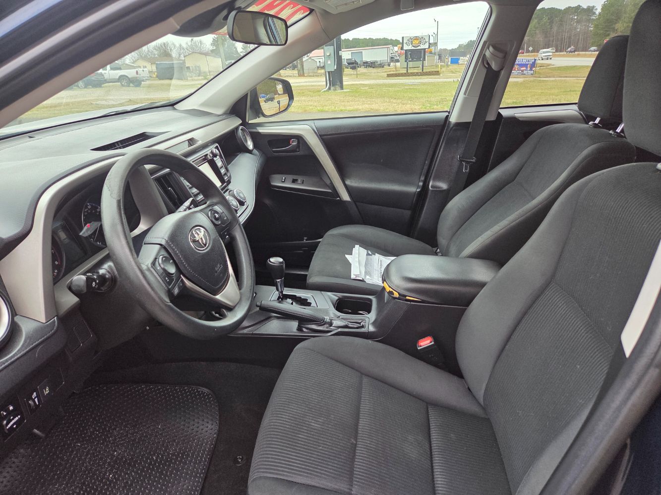 2018 Toyota RAV4 LE - Photo 10