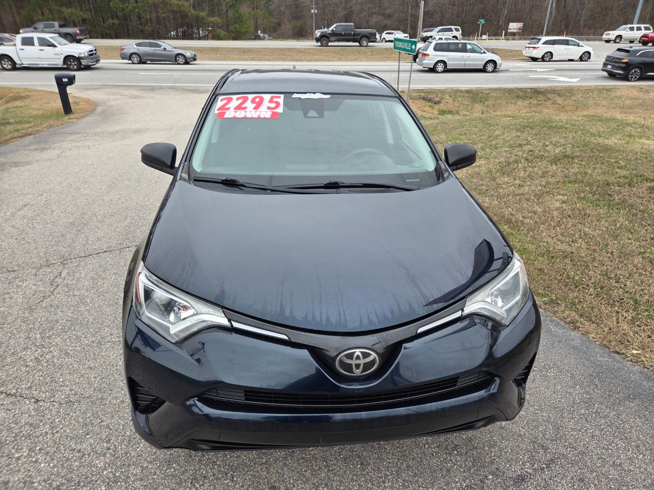 2018 Toyota RAV4 LE - Photo 7