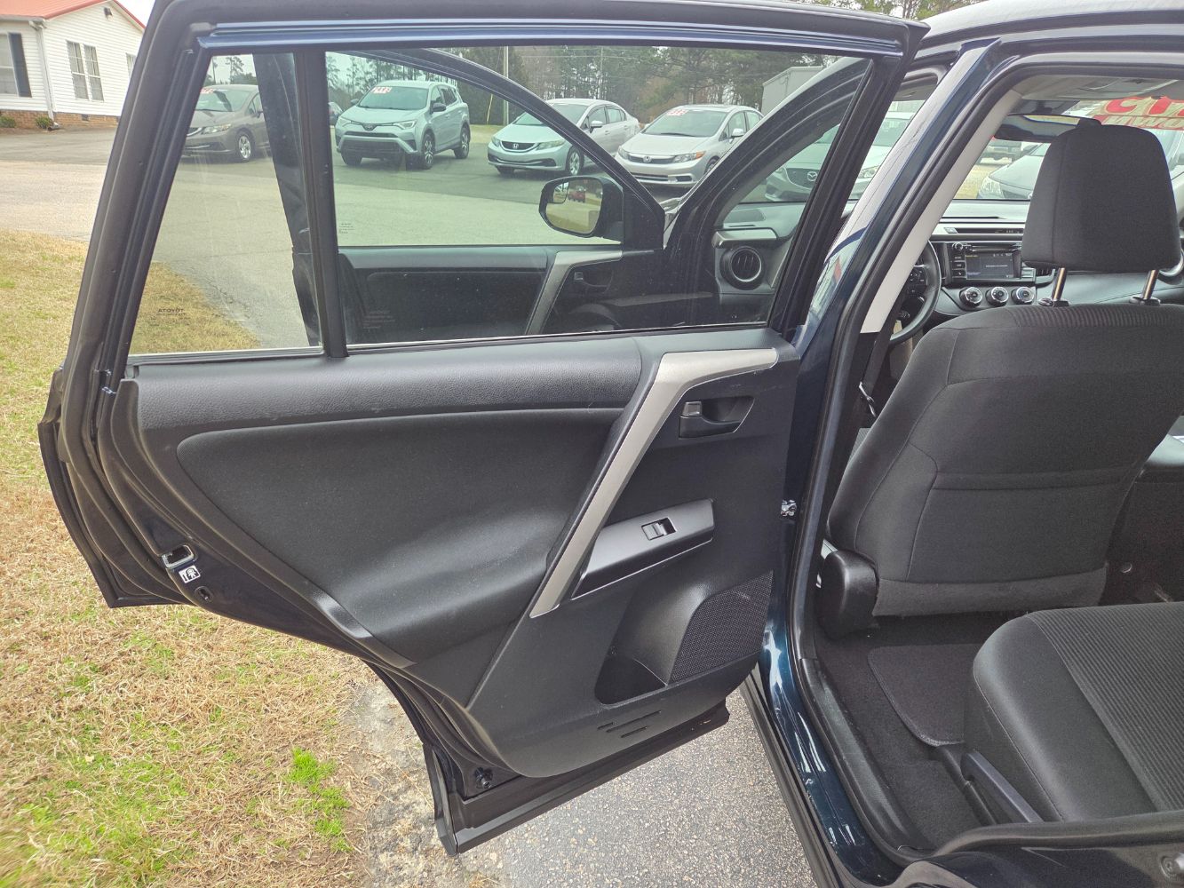 2018 Toyota RAV4 LE - Photo 12
