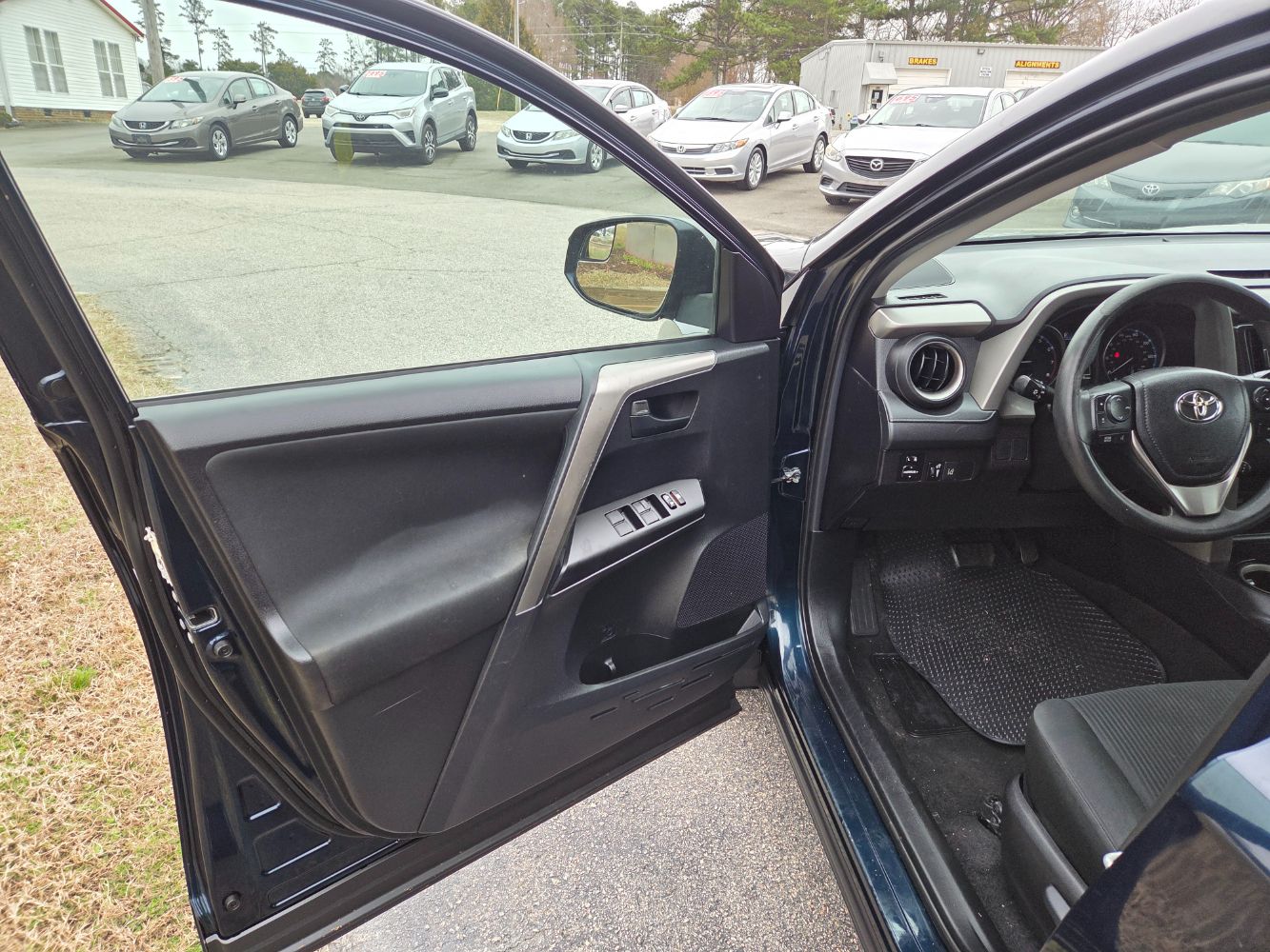 2018 Toyota RAV4 LE - Photo 9