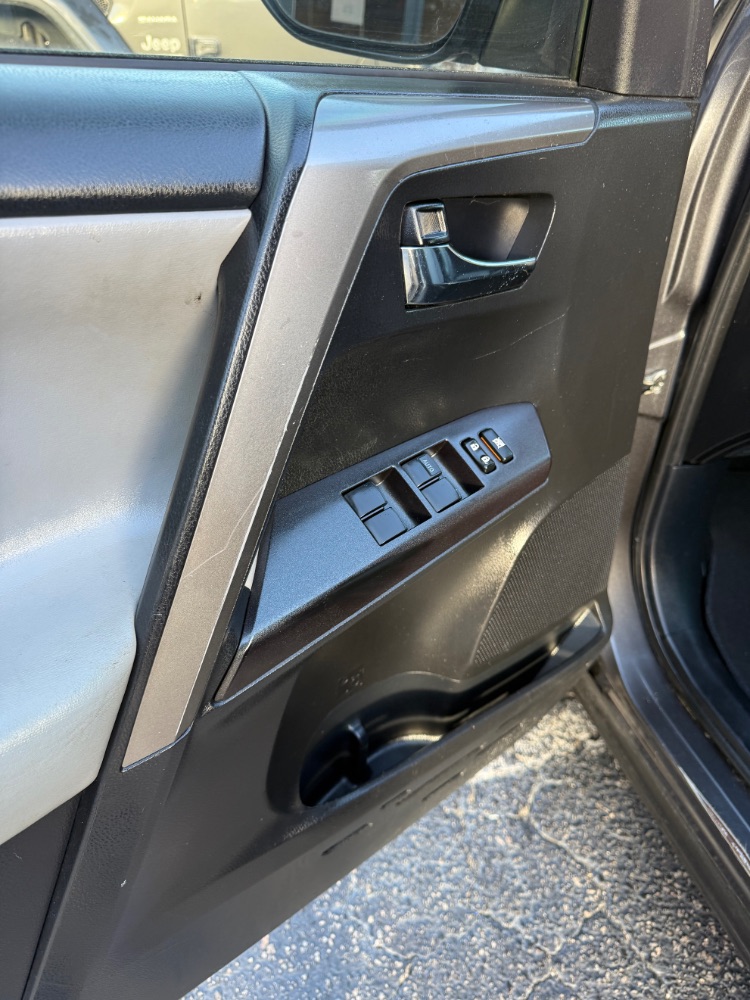2018 Toyota RAV4 XLE - Photo 11