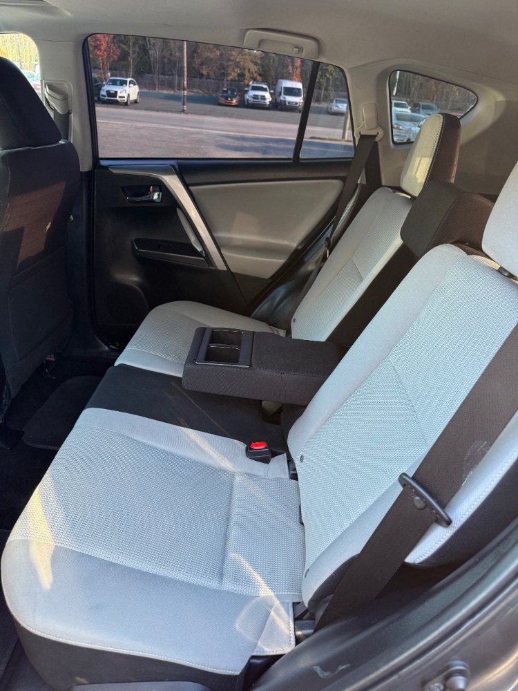 2018 Toyota RAV4 XLE - Photo 7