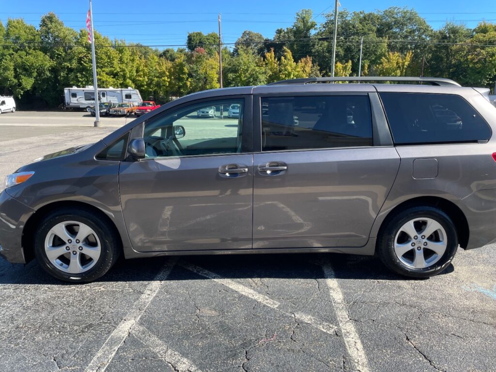 2011 Toyota Sienna LE V6 Auto Access Seat | LE V6