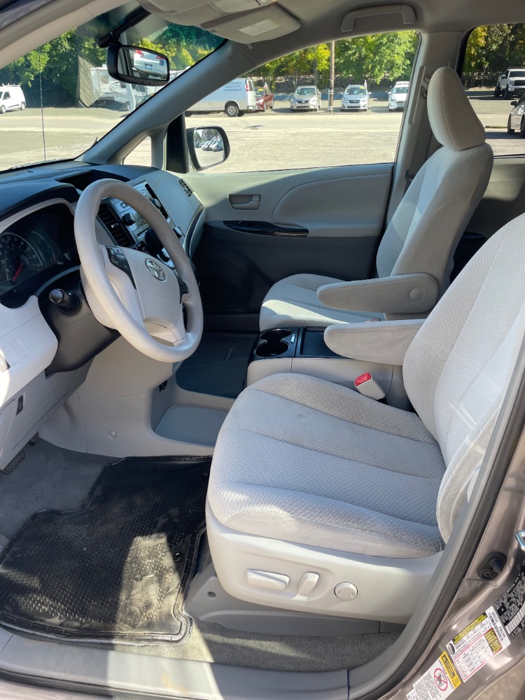 2011 Toyota Sienna LE V6 Auto Access Seat | LE V6